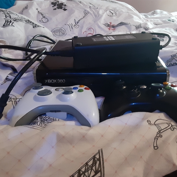 Xbox 360 - Picture 2 of 2